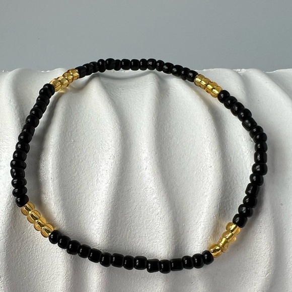HAND CRAFTED Stretch Beaded Black and Gold Anklet 8.75” - Picture 4 of 12